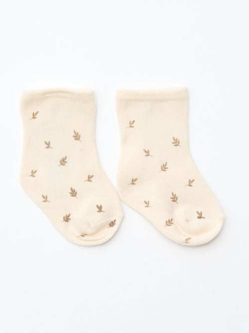 GIFTBOX - Babytruitje + broek + sokken + muts + slabbetje - Kiabi