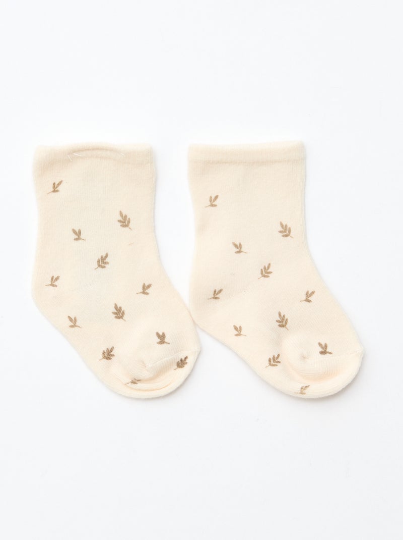 GIFTBOX - Babytruitje + broek + sokken + muts + slabbetje Wit - Kiabi