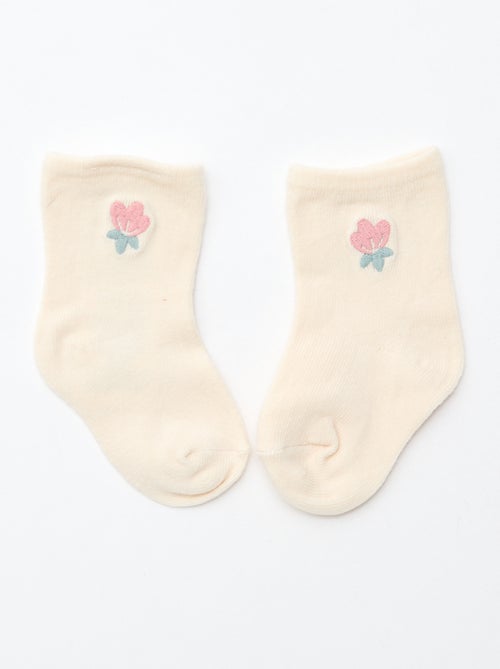 GIFTBOX - Babytruitje + broek + sokken + muts + slabbetje - Kiabi