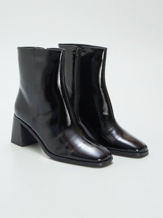 Glanzende boots met hak