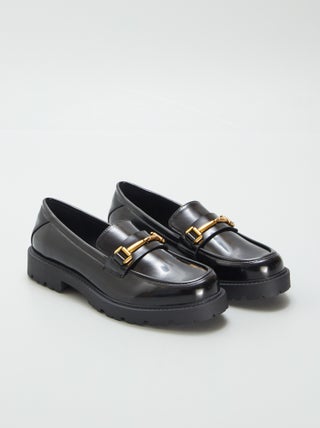 Glanzende loafers met goudkleurig sieraad