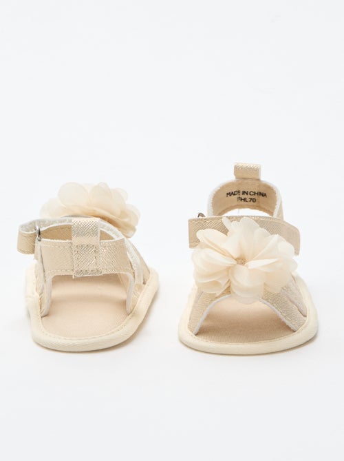 Goudkleurige sandalen met bloem - Kiabi