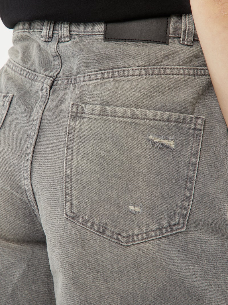 Kort spijkershort met decoratieve slijtplekken en raw-cut afwerking GRIJS - Kiabi