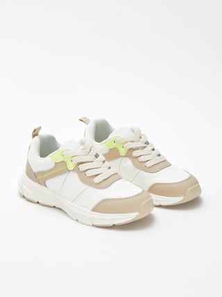 Lage sneakers met fluorescerende details