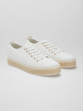 Lage sneakers met geborduurd bloemenmotief
