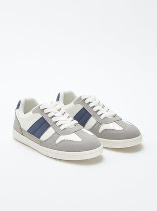 Lage sneakers met veters
