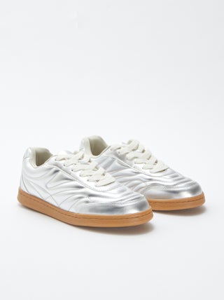 Lage zilverkleurige sneakers met textuur