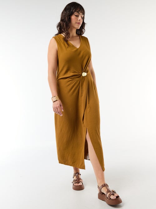 Lange gedrapeerde jurk met fantasiejuweel - Kiabi