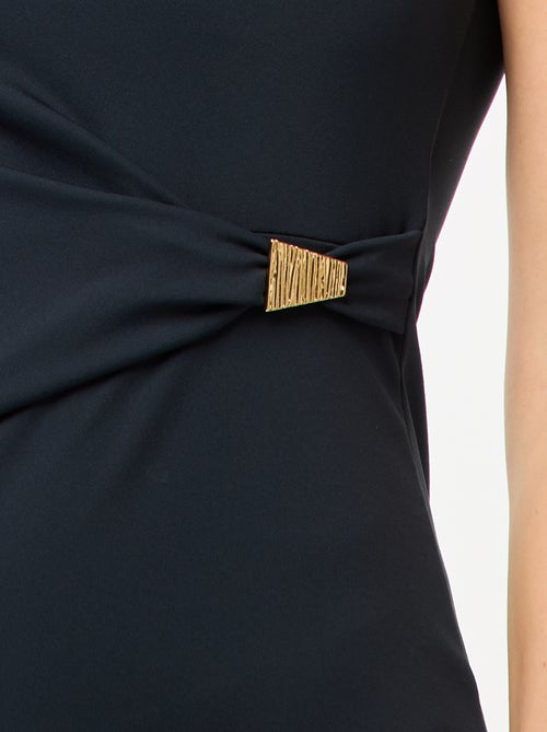 Lange gedrapeerde jurk met sieraad - Kiabi