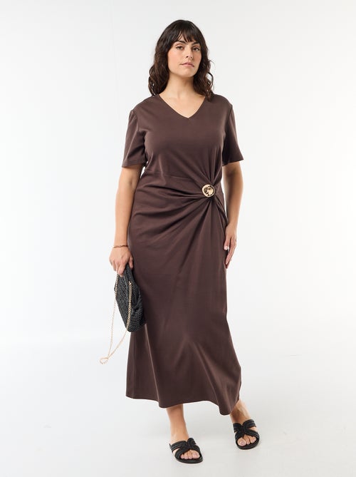 Lange geplooide jurk met goudkleurig sieraad - Kiabi