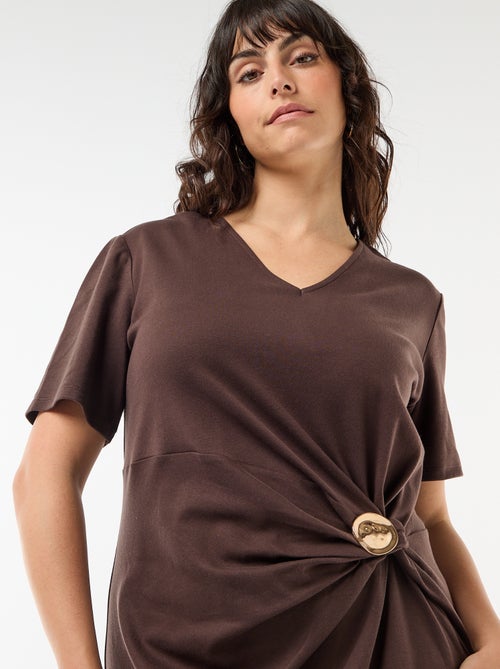 Lange geplooide jurk met goudkleurig sieraad - Kiabi