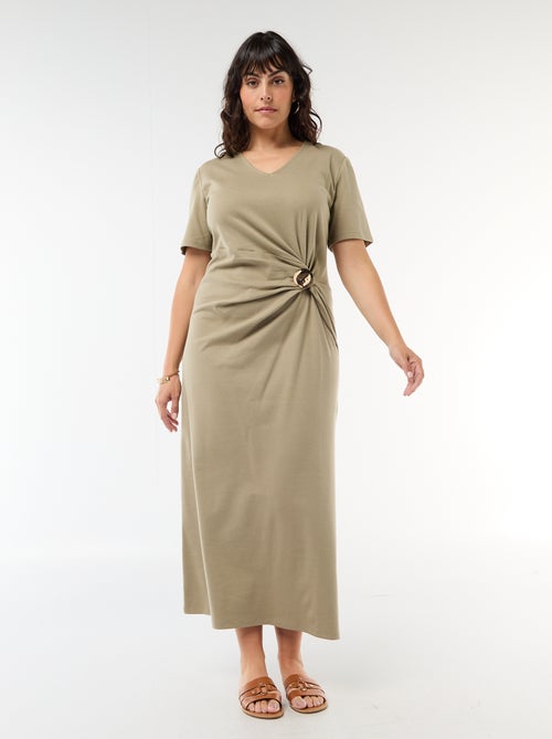 Lange geplooide jurk met goudkleurig sieraad - Kiabi