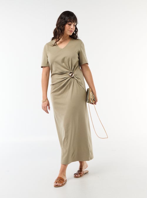 Lange geplooide jurk met goudkleurig sieraad - Kiabi