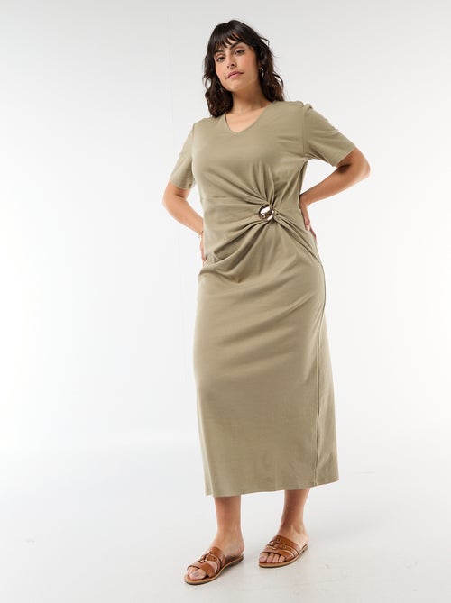 Lange geplooide jurk met goudkleurig sieraad - Kiabi