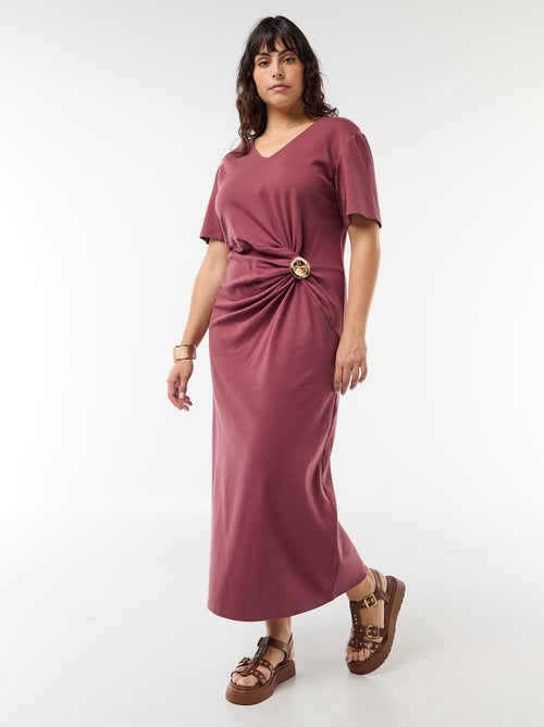 Lange geplooide jurk met goudkleurig sieraad - Kiabi