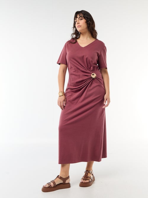 Lange geplooide jurk met goudkleurig sieraad - Kiabi