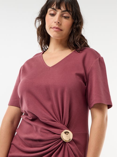 Lange geplooide jurk met goudkleurig sieraad - Kiabi