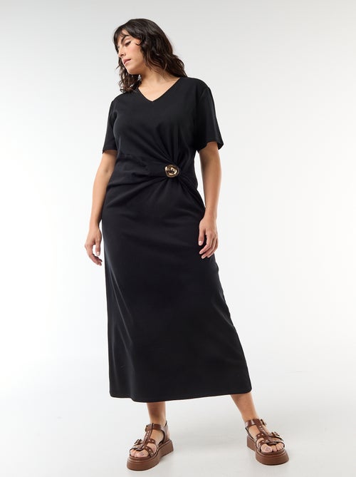 Lange geplooide jurk met goudkleurig sieraad - Kiabi