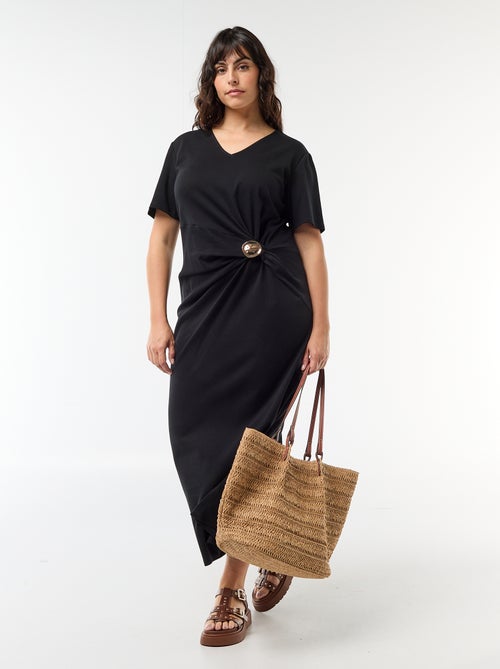 Lange geplooide jurk met goudkleurig sieraad - Kiabi