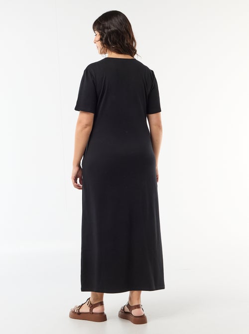 Lange geplooide jurk met goudkleurig sieraad - Kiabi