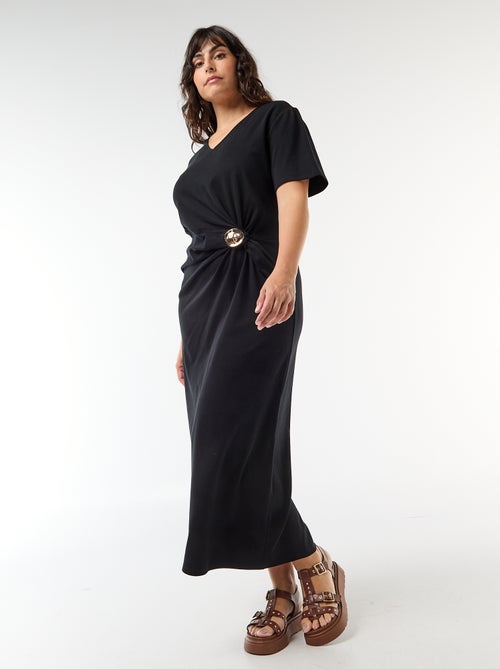 Lange geplooide jurk met goudkleurig sieraad - Kiabi