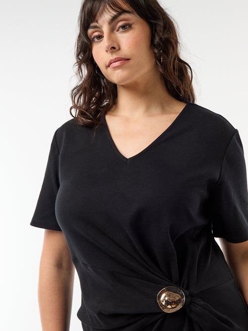 Lange geplooide jurk met goudkleurig sieraad - Kiabi