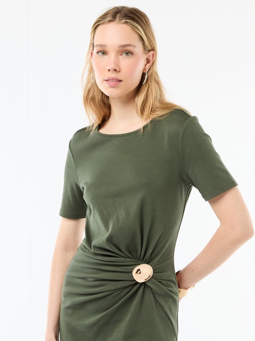 Lange jurk met gedrapeerde snit en sieraad - Kiabi