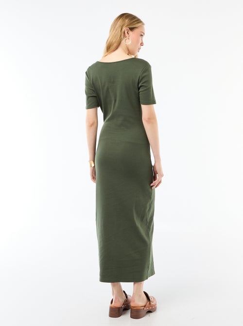 Lange jurk met gedrapeerde snit en sieraad - Kiabi