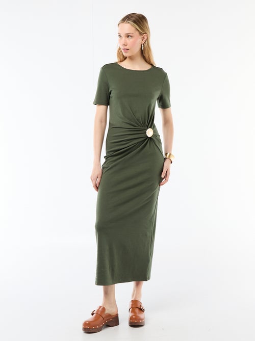 Lange jurk met gedrapeerde snit en sieraad - Kiabi