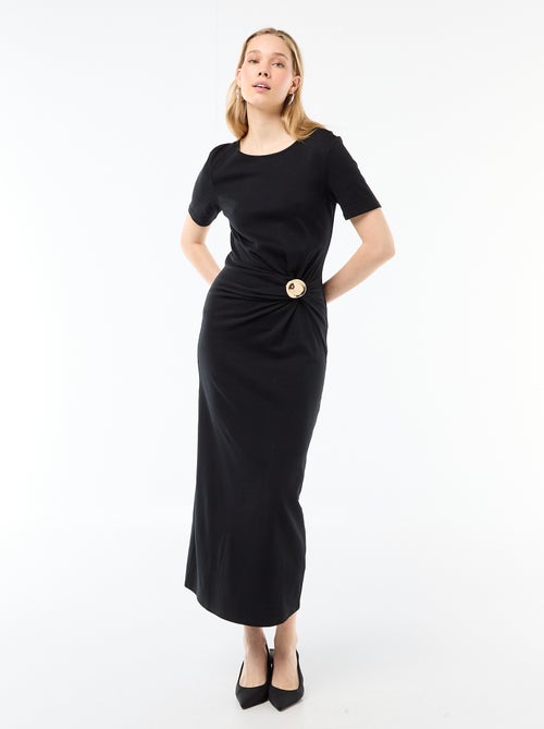 Lange jurk met gedrapeerde snit en sieraad - Kiabi