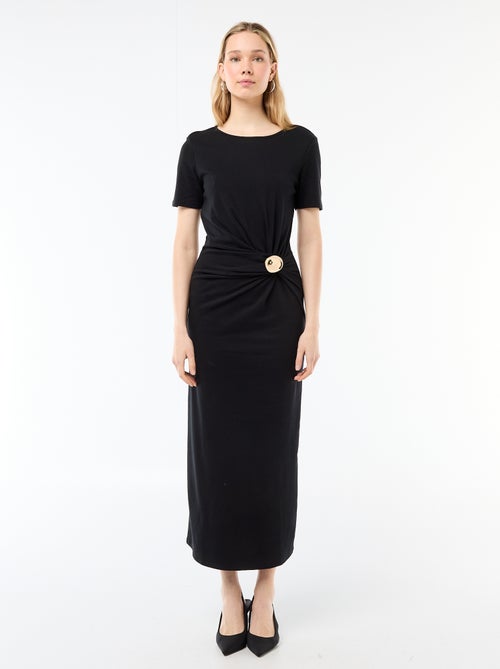 Lange jurk met gedrapeerde snit en sieraad - Kiabi