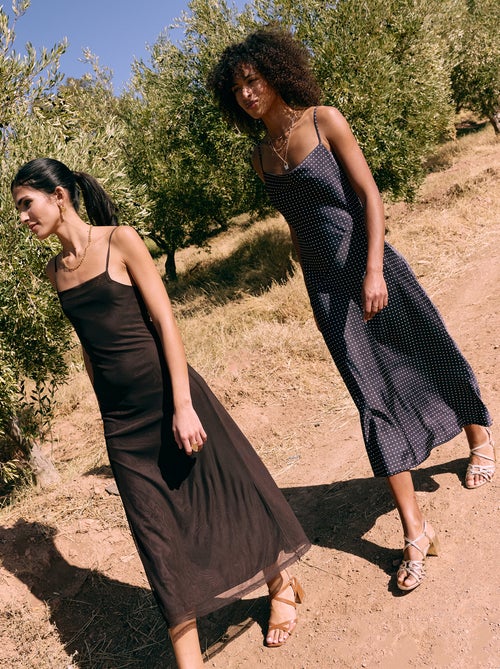 Lange satijnen jurk met fijne schouderbandjes - Kiabi