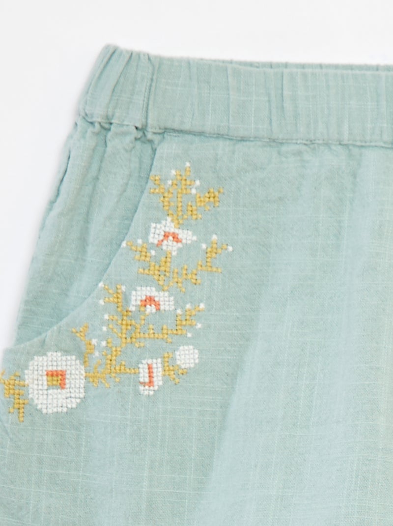 Licht short met borduursel en 2 zakken GROEN - Kiabi