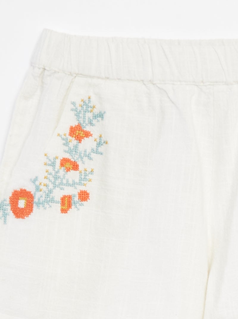 Licht short met borduursel en 2 zakken WIT - Kiabi