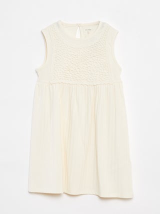 Mouwloze jurk met ribbeltextuur en macramé