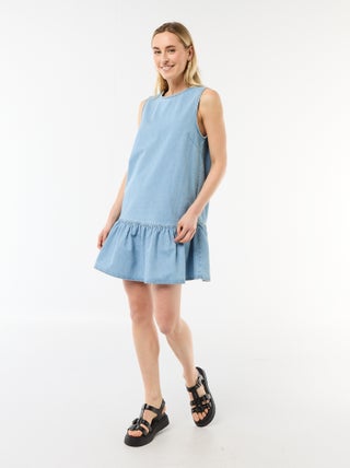 Mouwmloze denim jurk met uitlopende onderkant