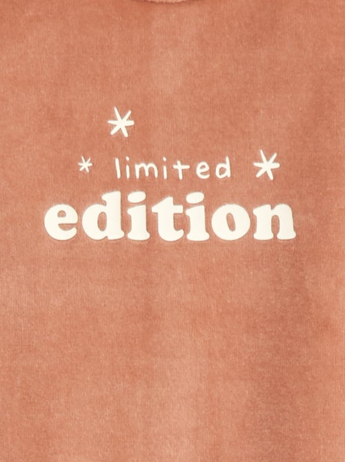 Pyjama van fleecestof met voetjes en applicatie - Kiabi