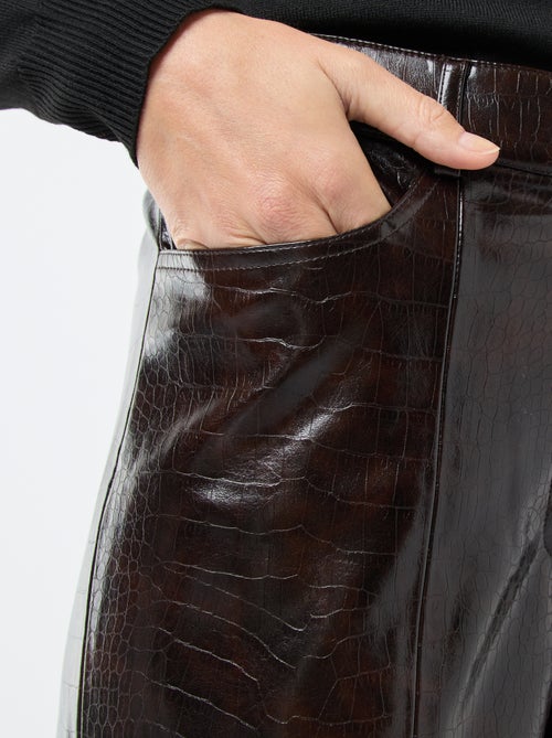 Rechte, imitatieleren broek met 'slangenhuideffect' - Kiabi