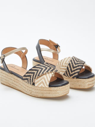Sandalen met bandjes en zolen van touw