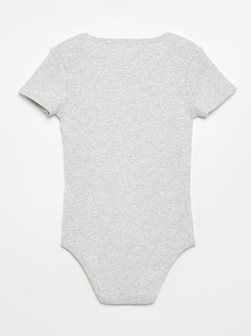 Set van 3 ribstoffen bodies - gemakkelijk aan te trekken collectie - Kiabi Set van 3 ribstoffen bodies - gemakkelijk aan te trekken collectie - Kiabi