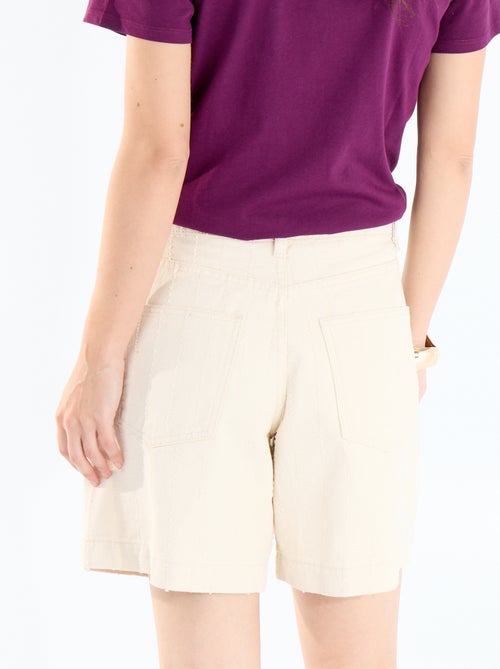 Short met korte snit en fantasie stiksels - Kiabi