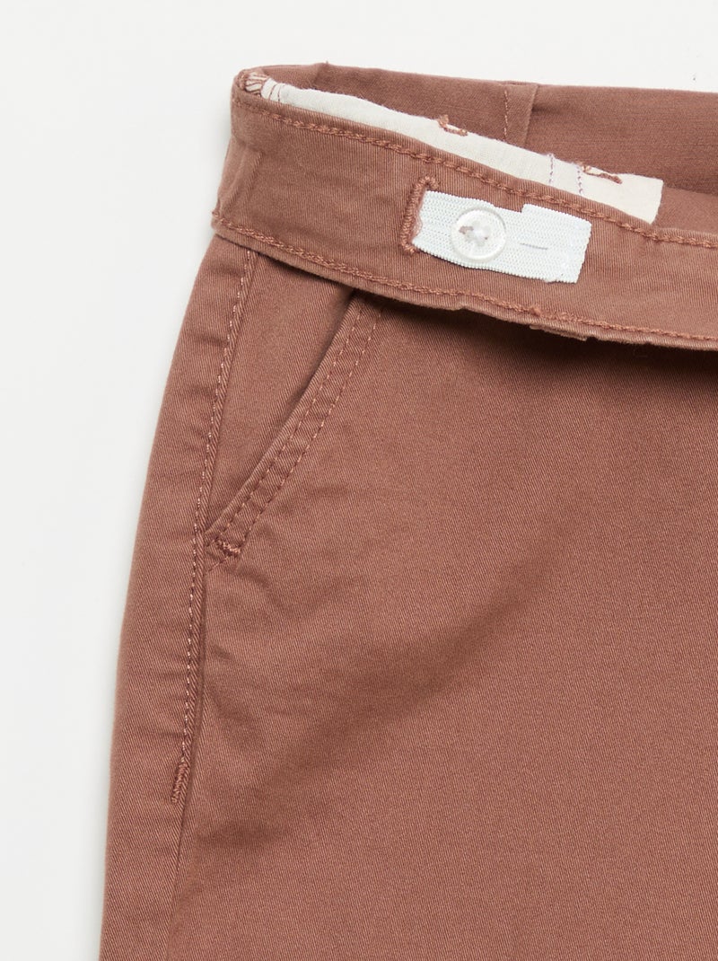 Slim-fit chino Bruin - Kiabi
