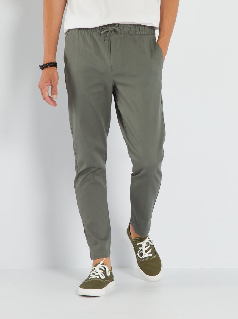 Slim-fit chino in joggingmodel GROEN - Kiabi