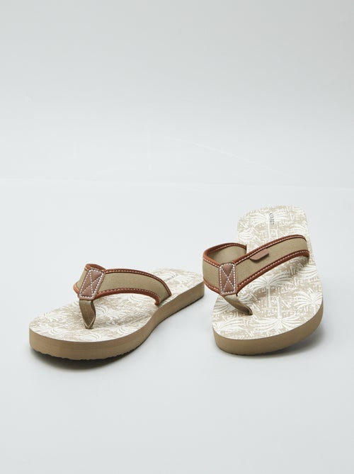 Slippers met print en stoffen riempjes - Kiabi