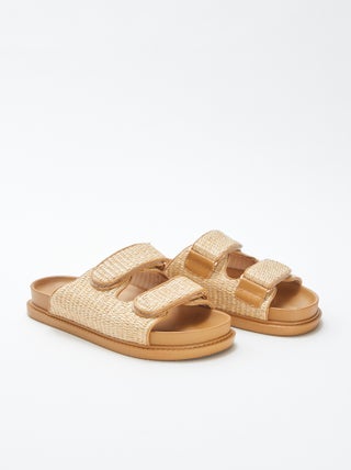 Slippers met twee gevlochten bandjes