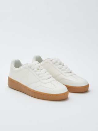 Sneakers met gevlochten veters