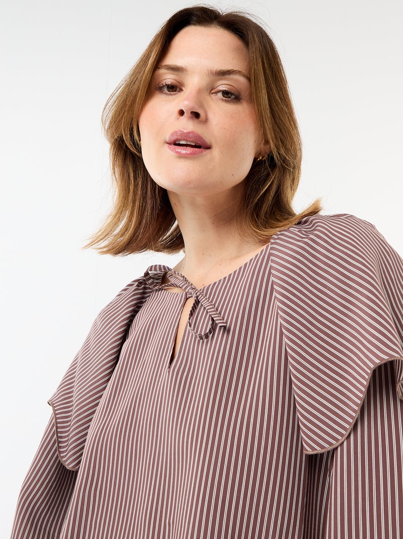 Soepele blouse met lange mouwen en brede kraagruffel Bruin - Kiabi