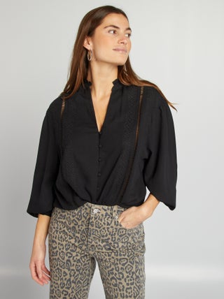Soepelvallende blouse met geborduurde ruches en ajourtricot