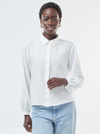 Soepelvallende blouse met knooppatjes