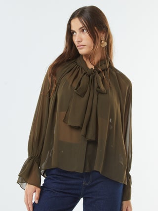 Soepelvallende blouse met strikkraag en ruchemouwen